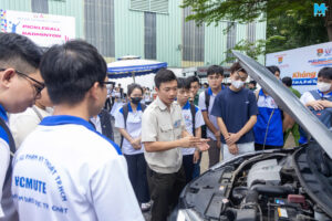 Cán bộ hướng dẫn sinh viên về các kiến thức oto cơ bản