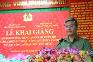 Đồng chí Thượng tá Nguyễn Trường Hận - Phó Trưởng phòng PX01, Công an tỉnh An Giang phát biểu tại buổi lễ