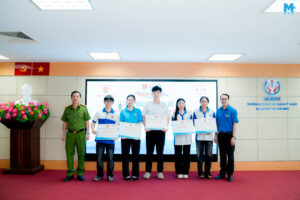 Tại chuyên đề, còn trao tặng 05 suất học bổng bằng lái xe A1 cho sinh viên có đóng góp tích cực trong phong trào sinh viên với tổng trị giá 5.000.000 đồng