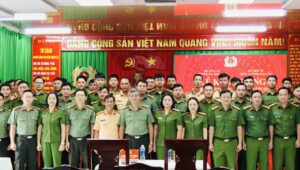 Đại biểu dự lễ chụp hình lưu niệm